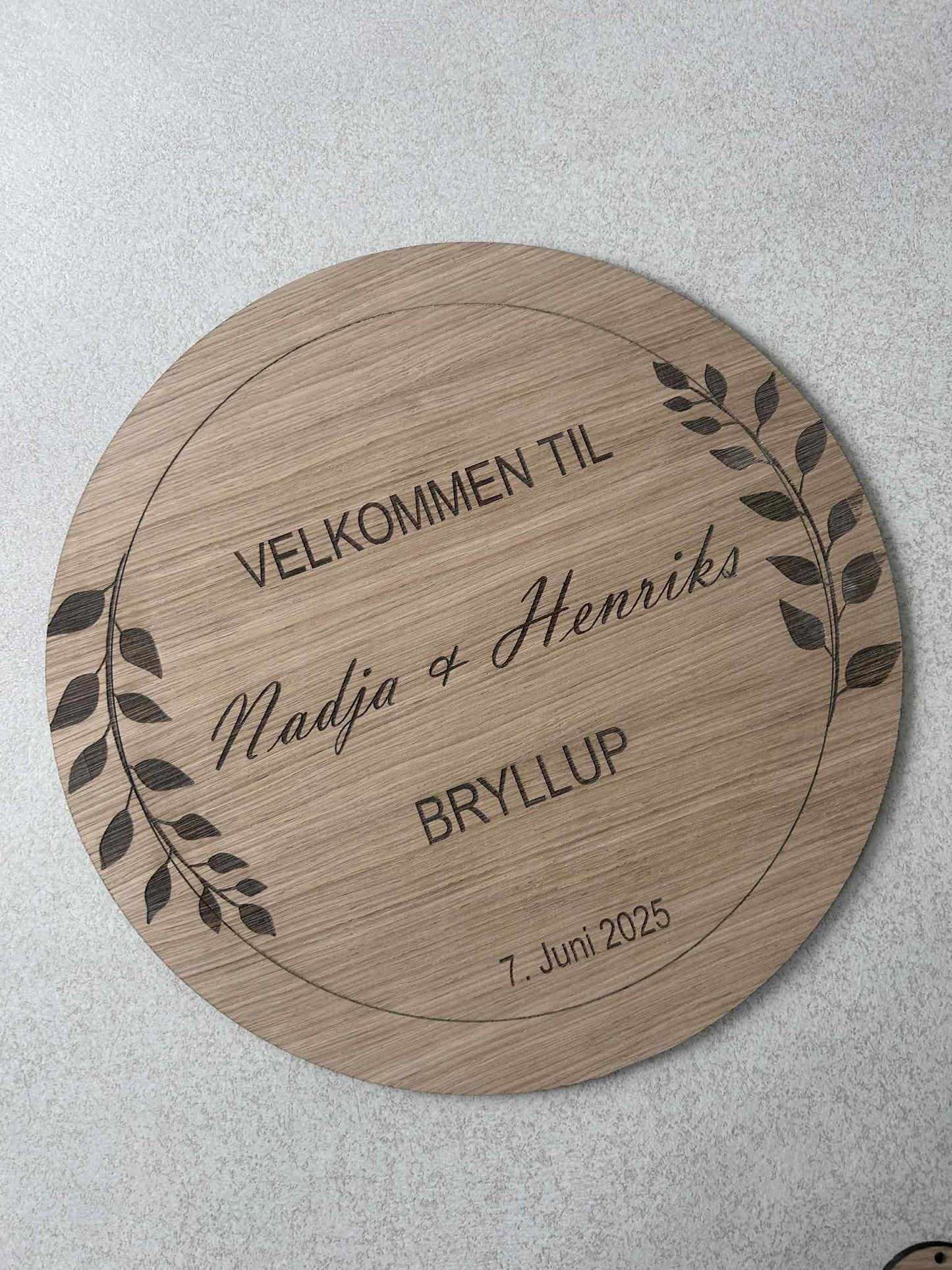 Velkomstskilt rundt træ