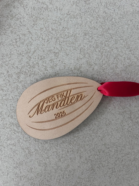 Jeg fik mandlen 2025 - ophæng