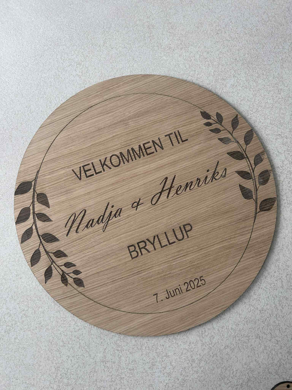 Velkomstskilt rundt træ