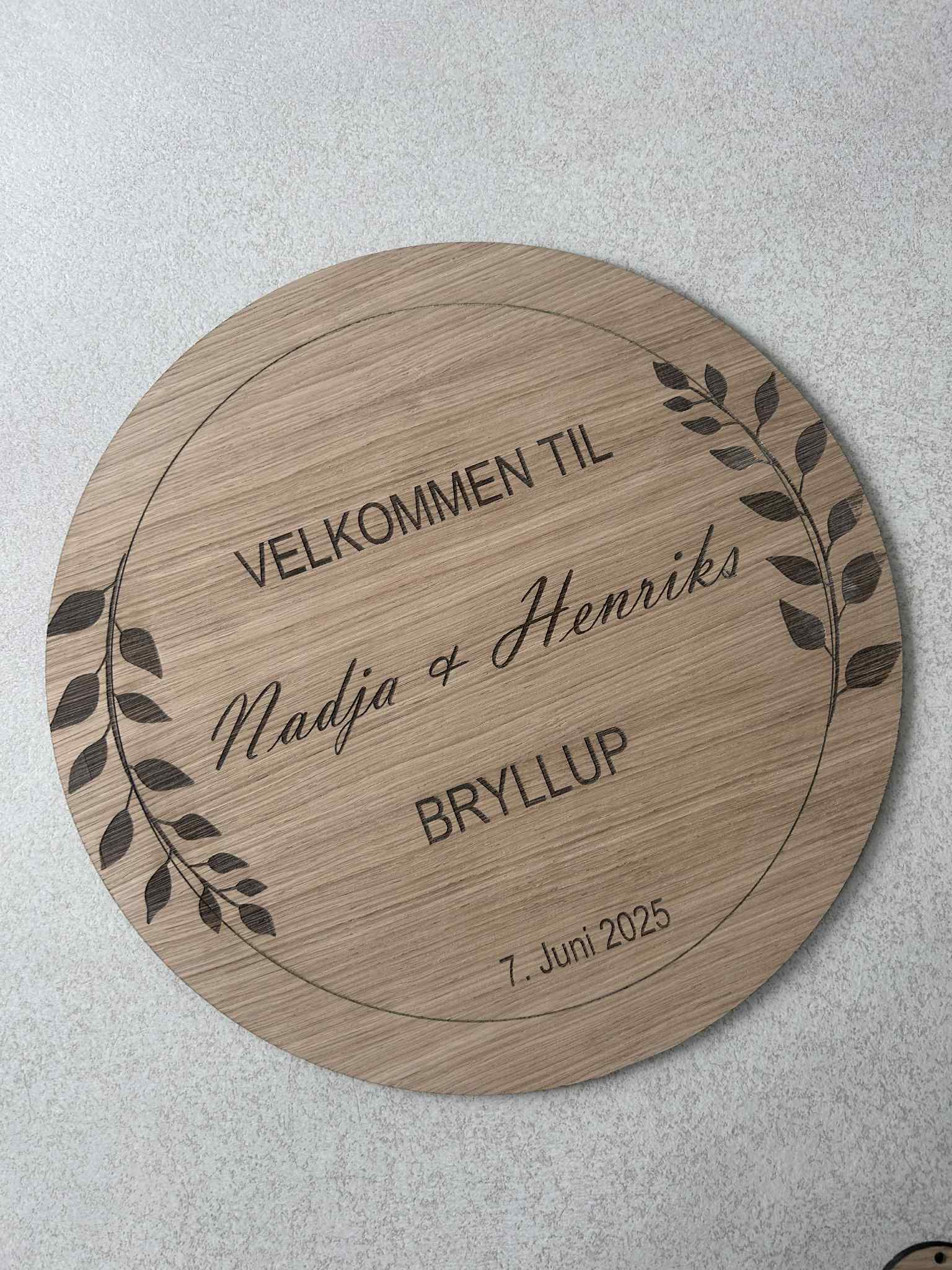 Velkomstskilt rundt træ