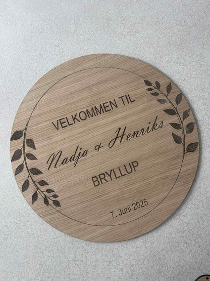 Velkomstskilt rundt træ