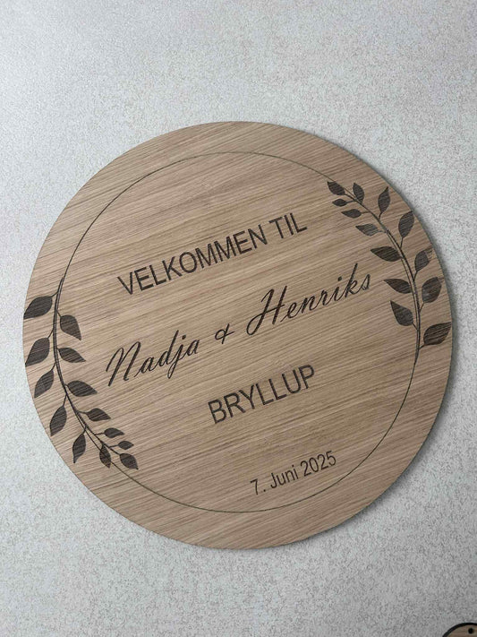 Velkomstskilt rundt træ